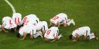 [组图]意大利爆冷0-1负埃及 埃及球员跪谢苍天